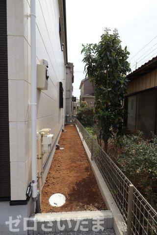 《仲介手数料無料》大宮区三橋４丁目220-1新築一戸建てケイアイグレイスの外観|西側隣地との境界