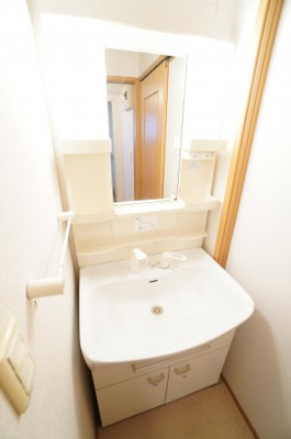 【独立洗面台】 | ソレイユ・ルヴァンⅠ | ※同物件・反転タイプの写真です。