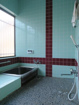 【浴室】 | 笹原町1丁目貸家 | 大きな窓があり換気もばっちりです。