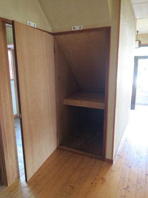 【収納】 | 笹原町1丁目貸家 | 階段下の収納です。収納が多いと便利ですね♪