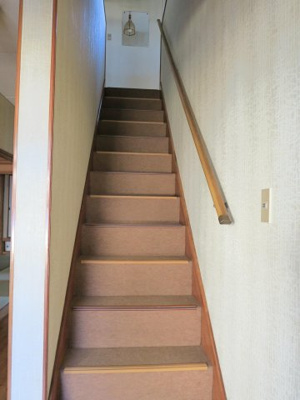 【内装】 | 笹原町1丁目貸家 | 階段には手すりがついており、上り下りが安全です。