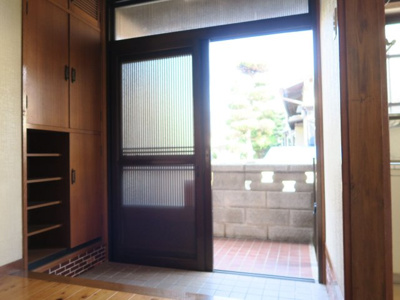【玄関】 | 笹原町1丁目貸家 | ゆったりと座って靴の脱ぎ履きができますね♪