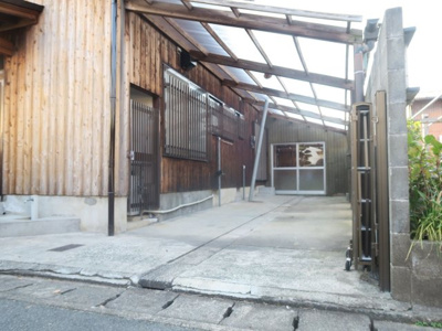 【駐車場】 | 笹原町1丁目貸家 | 縦列2台駐車可能！！屋根付きです。