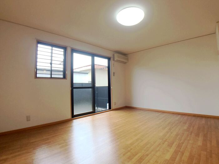 岸和田市藤井町１丁目のハイツの居間・リビング|使いやすいリビングです