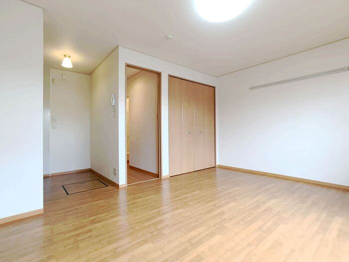 岸和田市藤井町１丁目のハイツの居間・リビング|こちらのリビングで趣味の時間をお楽しみください