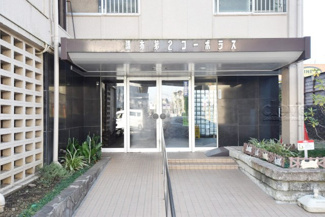 【エントランス】 | マンションの正面エントランス。出入りする人間を癒してくれるマンション入り口であり、その建物の「顔」でもあります。～即日のご見学可能～　お問合せはお気軽にどうぞ。
