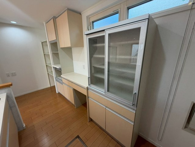 水無瀬町中古戸建の収納|豊富な食品、食器が収納できる壁付けカップボード付き