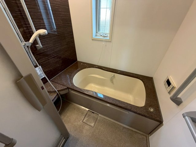 水無瀬町中古戸建の浴室|足を伸ばしてゆったりとくつろげるワイドサイズの浴室で1日の疲れも吹っ飛びます！