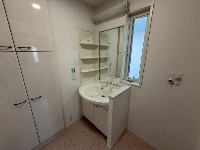 水無瀬町中古戸建の独立洗面台|三面鏡付シャンプードレッサー洗面台で朝の忙しい準備も楽々♪