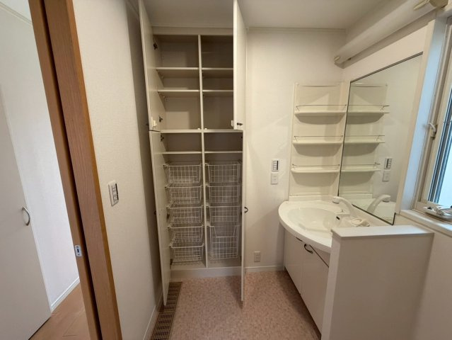 水無瀬町中古戸建の脱衣所|洗面台のサイドに収納があるのでとても便利です！