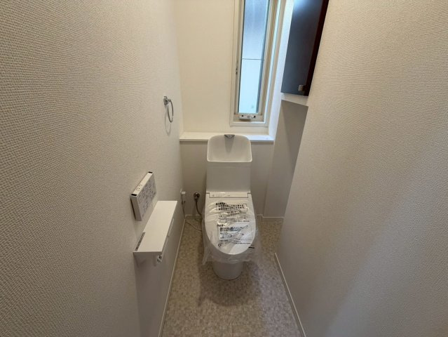 水無瀬町中古戸建のトイレ|清潔感のあるトイレです。窓もあるので換気もバッチリです！