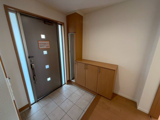 水無瀬町中古戸建の玄関|大容量の玄関収納で、散らかりがちな玄関もスッキリ片付きます！