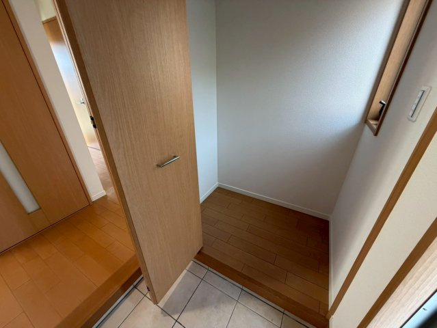 水無瀬町中古戸建の玄関|ベビーカーやゴルフバッグなど置いておくのに便利な玄関クローク！