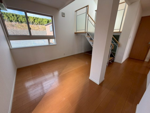 水無瀬町中古戸建の内装|2階ホールはゆとりのスペースが確保されています