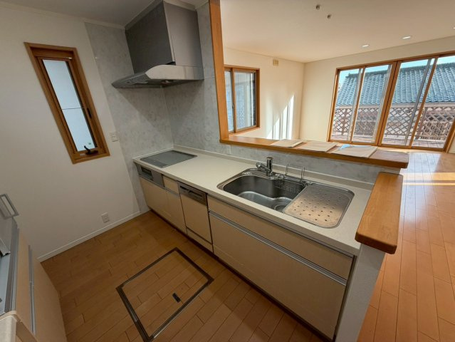 水無瀬町中古戸建のキッチン|柔らかな日差しが温かく包み込む、温もりに溢れた20帖のリビング空間♪