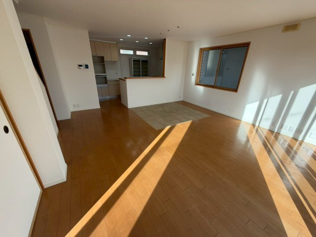 水無瀬町中古戸建の居間・リビング|窓からは光が射し込み陽当たり・通風良好です