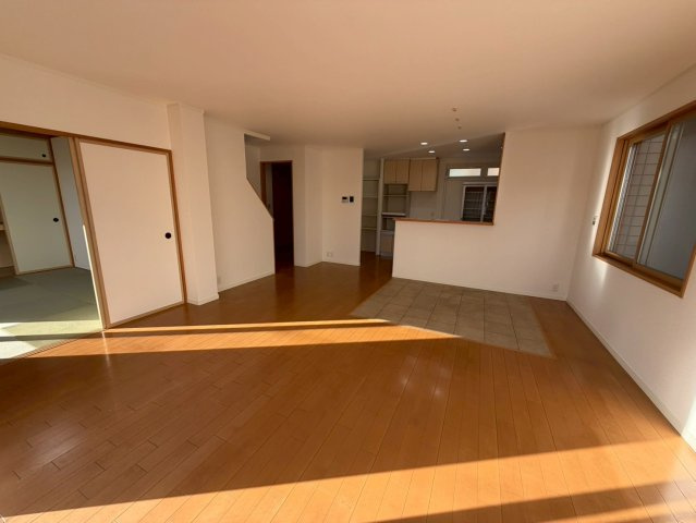 水無瀬町中古戸建の居間・リビング|明るく開放感のあるリビング。