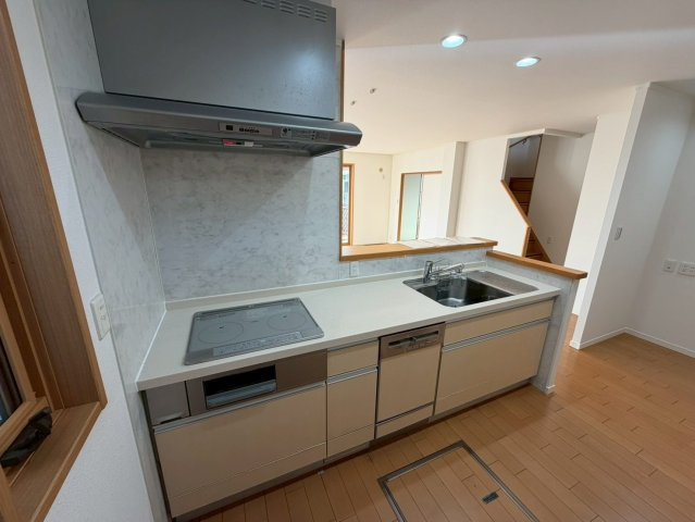 水無瀬町中古戸建のキッチン|キッチンでお料理を作る家族と楽しい会話がでるリビング♪