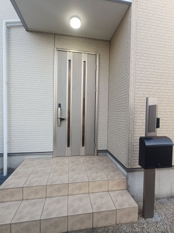 北葛飾郡松伏町　大字松伏　中古戸建の玄関|明るい玄関です