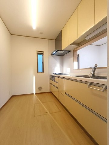 北葛飾郡松伏町　大字松伏　中古戸建のキッチン|お子様と並んで料理をしても余裕のゆとりのキッチン