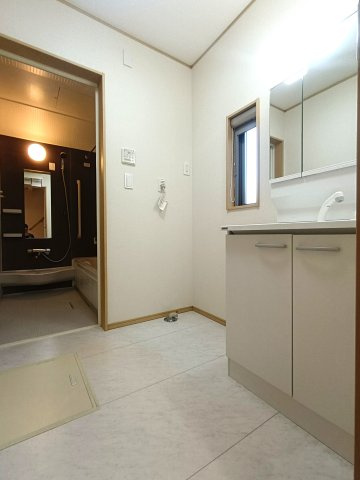 北葛飾郡松伏町　大字松伏　中古戸建の洗面所|脱衣スペースを含む空間はゆとりの広さ