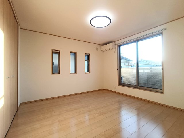 北葛飾郡松伏町　大字松伏　中古戸建の洋室|明るく開放的な空間を演出しております