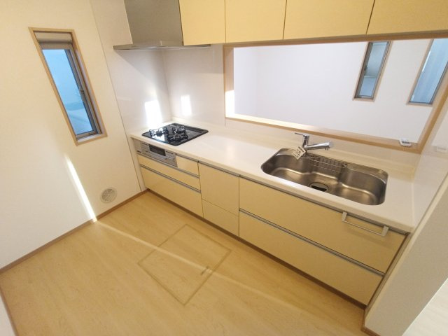 北葛飾郡松伏町　大字松伏　中古戸建のキッチン|お手入れのしやすいシステムキッチンです