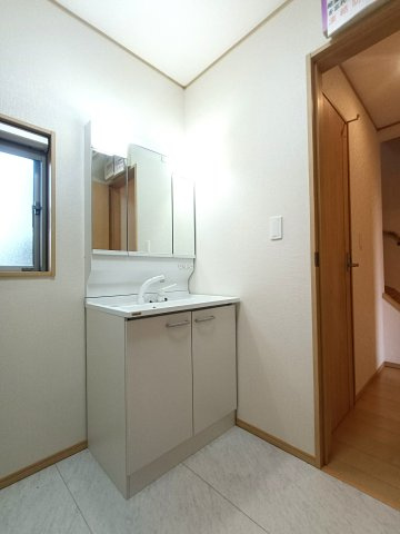 北葛飾郡松伏町　大字松伏　中古戸建の洗面所|収納もあり、スッキリと見映えの良い空間になっています