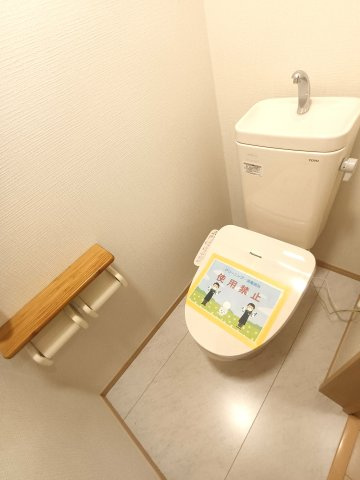 北葛飾郡松伏町　大字松伏　中古戸建のトイレ|1・2階にあるので、忙しい朝の時間帯も困りませんね