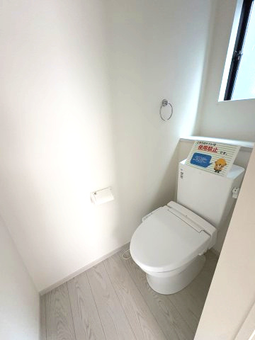 【トイレ】 | 福岡市中央区小笹4丁目1期　1号棟（全2棟）【仲介手数料無料・0円】 | 現地写真。1階のトイレです。