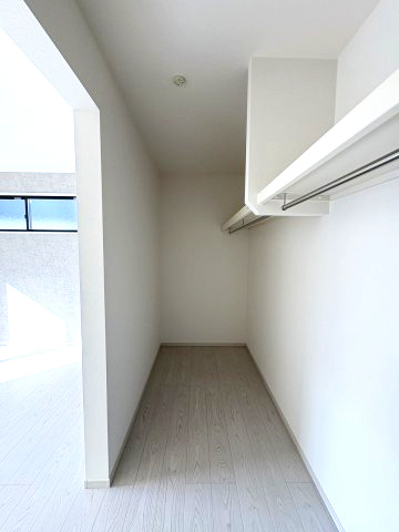 【収納】 | 福岡市中央区小笹4丁目1期　1号棟（全2棟）【仲介手数料無料・0円】 | 現地写真。ウォークインクローゼットです。