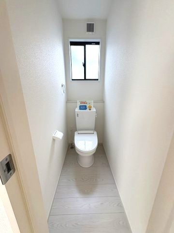 【トイレ】 | 福岡市中央区小笹4丁目1期　1号棟（全2棟）【仲介手数料無料・0円】 | 現地写真。2階にもトイレです。