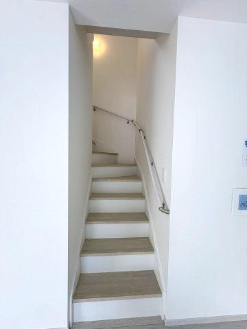 【内装】 | 福岡市中央区小笹4丁目1期　1号棟（全2棟）【仲介手数料無料・0円】 | 現地写真。2階へ上がる階段です。手摺もついて安全ですね。