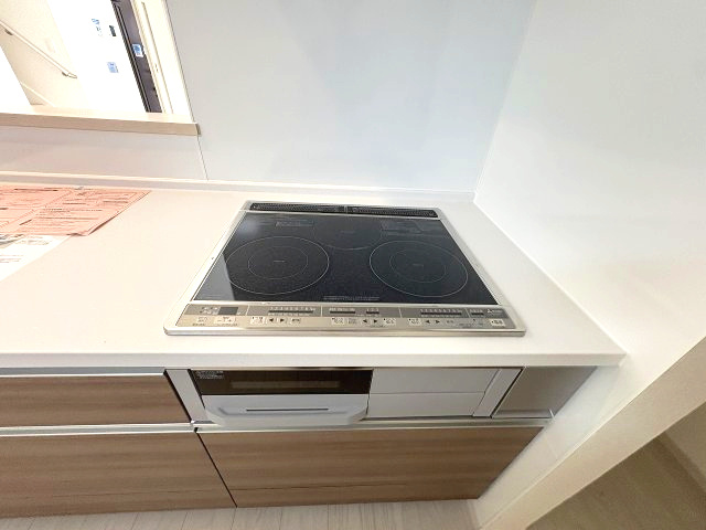 【キッチン】 | 福岡市中央区小笹4丁目1期　1号棟（全2棟）【仲介手数料無料・0円】 | 現地写真。IHクッキングヒーター