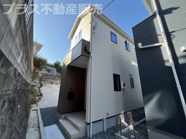 【外観】 | 福岡市中央区小笹4丁目1期　1号棟（全2棟）【仲介手数料無料・0円】 | 現地写真。プラス不動産販売なら、現場の全ての棟をまとめてご見学頂けます。