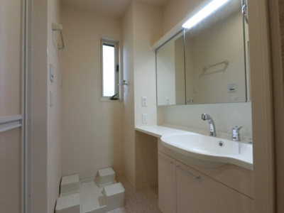 【洗面所】 | イーストコート Ａ | 三面鏡（整理棚付き）洗髪洗面化粧台と洗濯機置き場