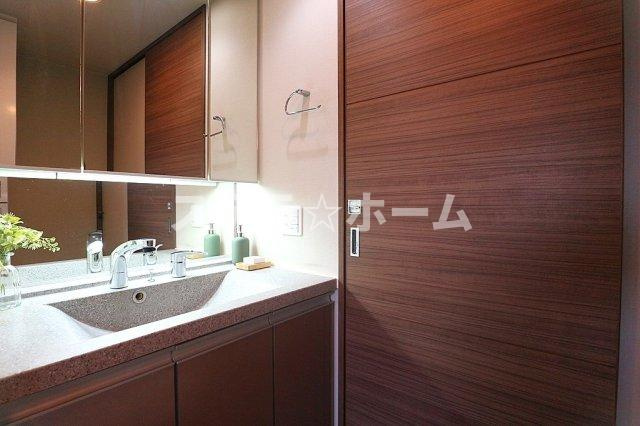 メゾンドール瓢箪山の独立洗面台|朝の支度にも助かる、独立の洗髪洗面化粧台