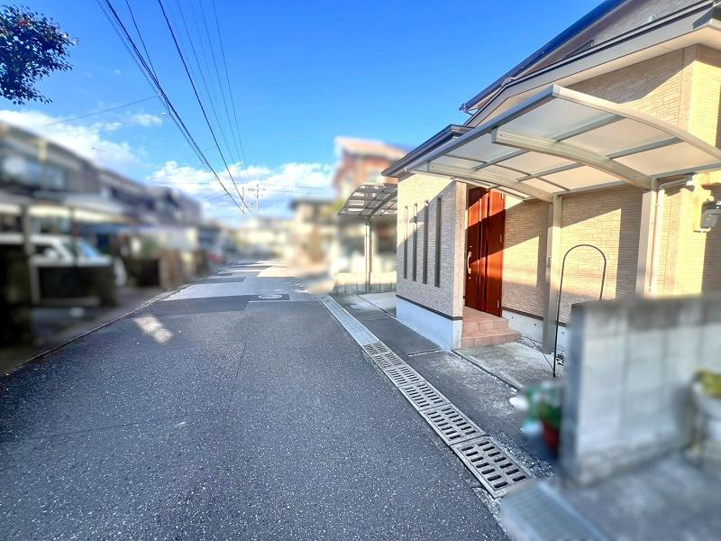 高知市六泉寺町　中古戸建ての前面道路含む現地写真
