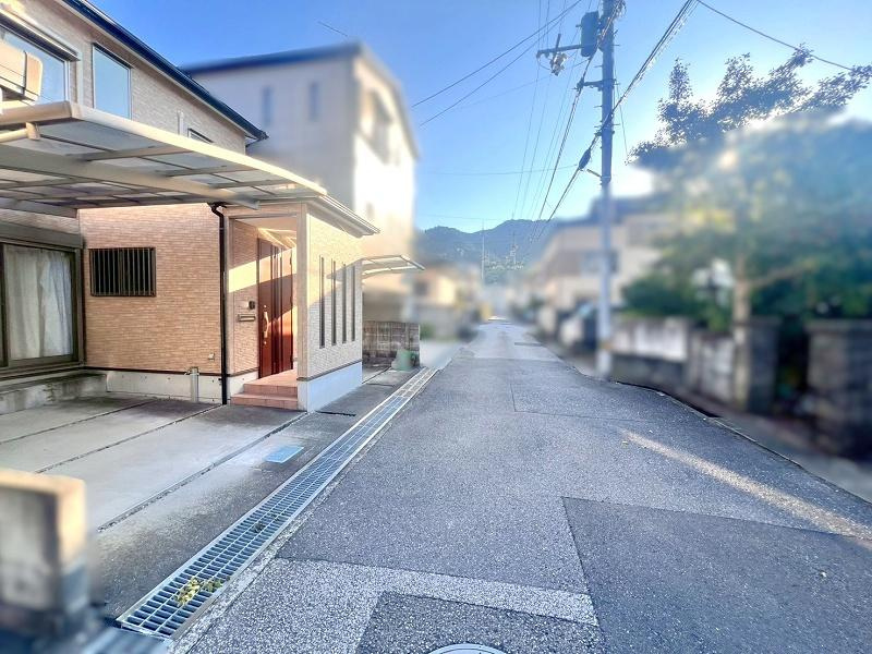 高知市六泉寺町　中古戸建ての前面道路含む現地写真