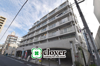 【外観】 | 手入れの行き届いた外壁やエントランスなど、「見ればわかる」レベルで清潔感を保ったマンションです。築年数を感じさせない姿で皆様をお出迎えします。～即日のご見学可能～　お問合せはお気軽にどうぞ。
