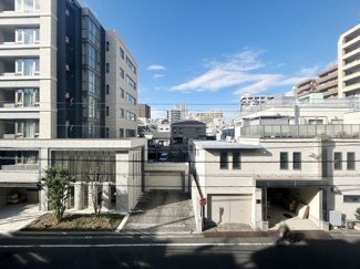 【展望】 | 眼前に広がる空の雄大さと、このお部屋の自慢の一つである「眺望」をご覧ください。毎日、この景色を独り占めできる新生活に夢が広がります。～即日のご見学可能～　お問合せはお気軽にどうぞ。
