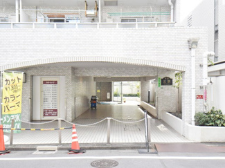 【エントランス】 | お客様を、そして住人を出迎えてくれるマンションのエントランス。ゴミが落ちていないことからも、管理状態の良さや住民の節度の高さが見て取れます。～即日のご見学可能～　お問合せはお気軽にどうぞ。
