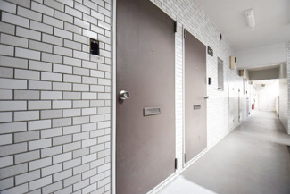 【その他共用部分】 | 皆様をお迎えする、お部屋の玄関ドア。開けやすさや開放角度、ドアノブの操作しやすさや鍵の形状などを、現地で一度ご確認ください。～即日のご見学可能～　お問合せはお気軽にどうぞ。

