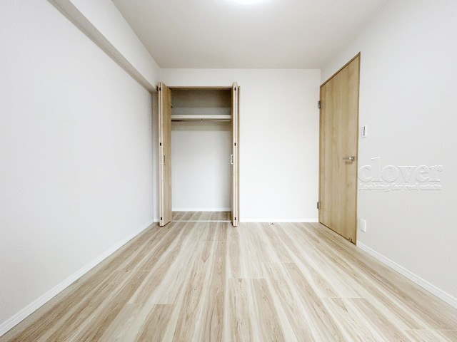 【子供部屋】 | ウィスタリアマンション板橋志村 | 洋室2　大きな収納力が魅力の洋室。多くのお客様から、「欲しいもの＝収納」という声をいただきますが、まさにこのようなお部屋は需要の高さを感じます。～即日のご見学可能～　お問合せはお気軽にどうぞ。