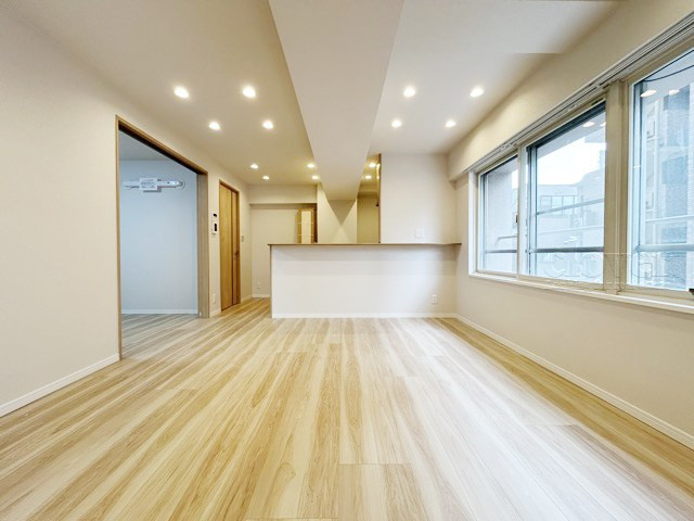 【居間・リビング】 | ウィスタリアマンション板橋志村 | くつろぎの空間であるLDKの様子。安心してくつろげるよう派手さは控えて、さりとて地味すぎもせず、あなたの生活を彩ってくれます。～即日のご見学可能～　お問合せはお気軽にどうぞ。
