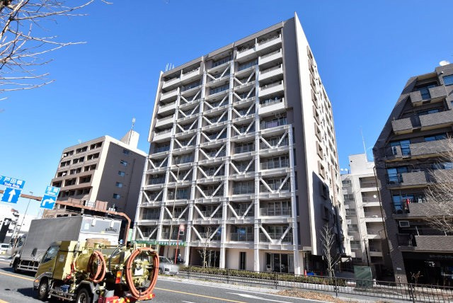 【現況写真】 | ウィスタリアマンション板橋志村 | 青空によく映える建物です。手入れの行き届いた外壁やマンション正面エントランスなど、綺麗な姿をぜひ一度、現地にてご覧ください。～即日のご見学可能～　お問合せはお気軽にどうぞ。