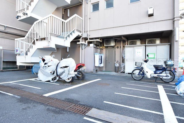 【駐車場】 | ウィスタリアマンション板橋志村 | バイク置き場。空き区画の有無や駐輪料金、サイズおよび排気量規定などについては、改めてお問い合わせください。～即日のご見学可能～　お問合せはお気軽にどうぞ。