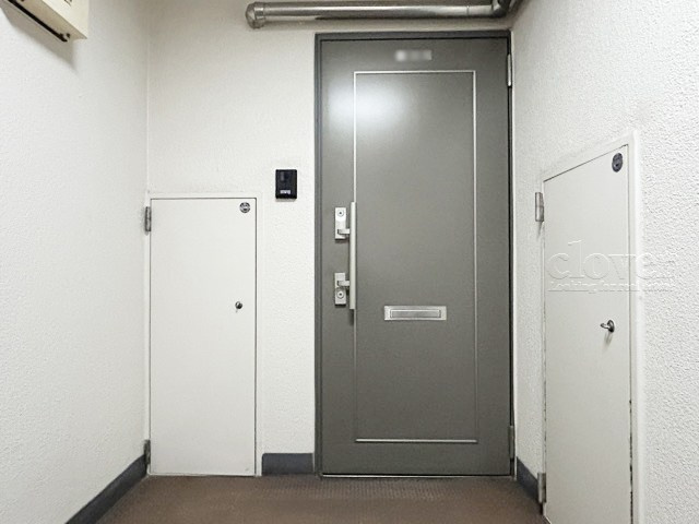 【その他共用部分】 | ウィスタリアマンション板橋志村 | 皆様をお迎えする、お部屋の玄関ドア。開けやすさや開放角度、ドアノブの操作しやすさや鍵の形状などを、現地で一度ご確認ください。～即日のご見学可能～　お問合せはお気軽にどうぞ。