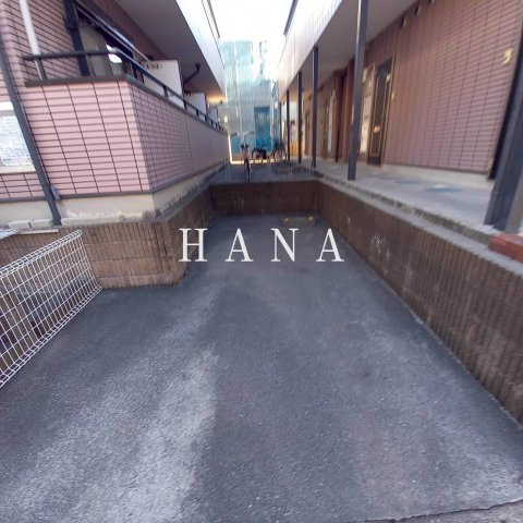 スタジオーネ弐番館の駐車場