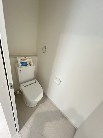 【トイレ】 | 福岡市中央区小笹4丁目1期　2号棟（全2棟）【仲介手数料無料・0円】 | 現地写真。2階にもトイレです。